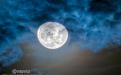 Luna creciente nublada